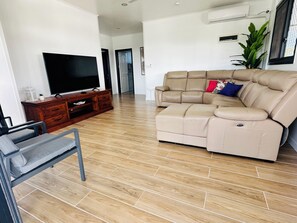 Smart TV - New 4-bedroom home in prime location in Taumeasina with AC in all rooms.  (Apia)