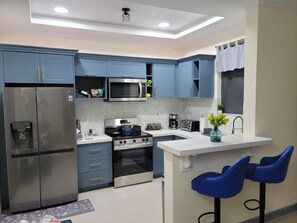 Refrigerador, microondas, horno y parrilla de estufa 