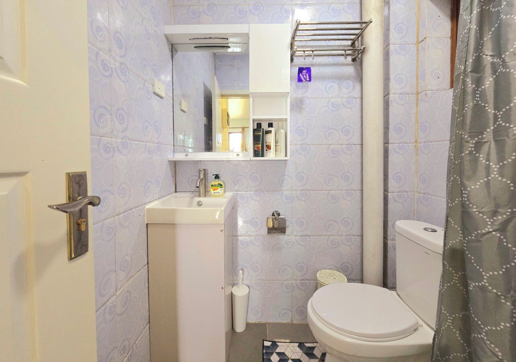 Sèche-cheveux, serviettes fournies, savon, shampoing