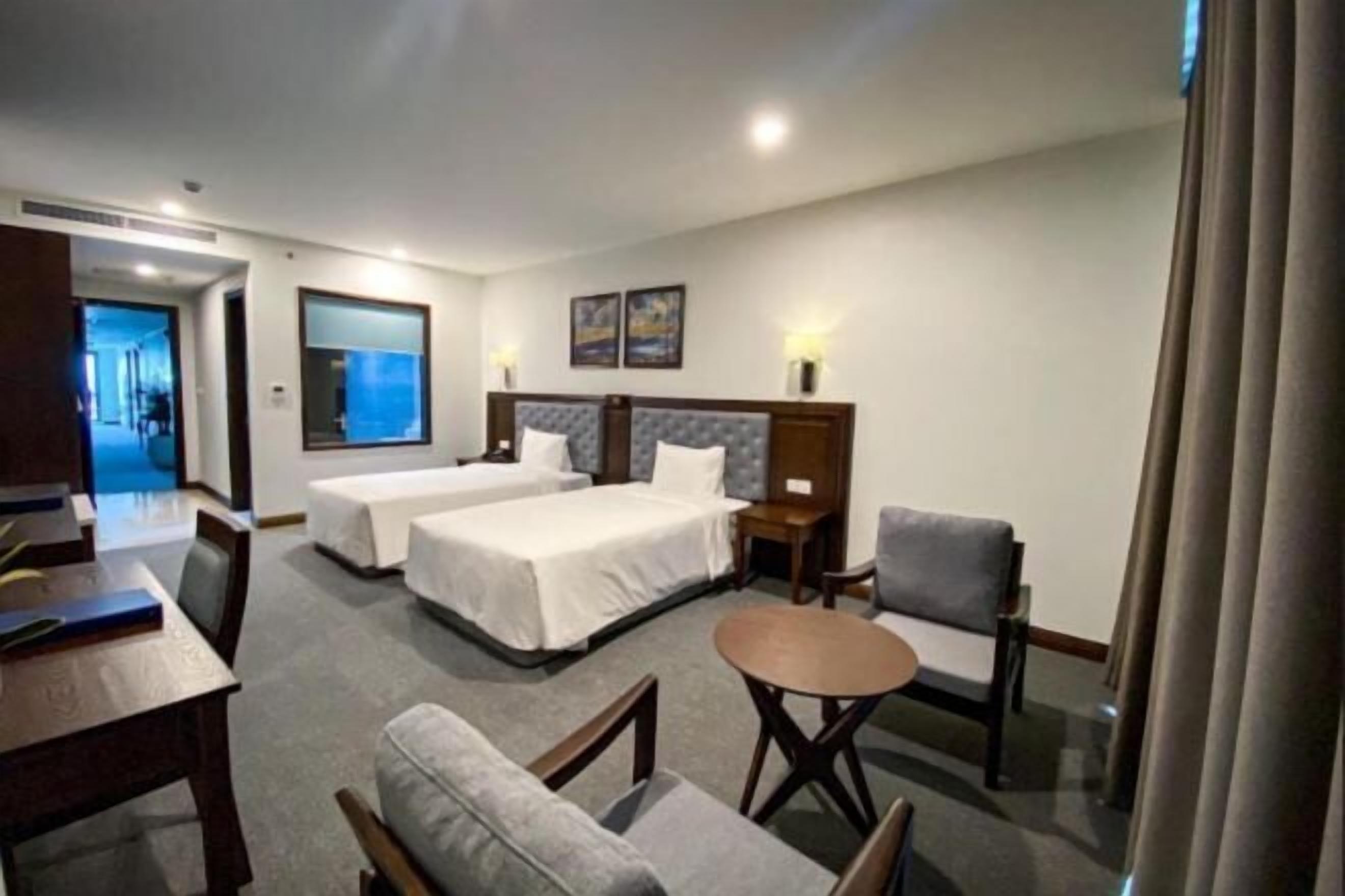 Minibar, in-room safe, laptop workspace, blackout drapes