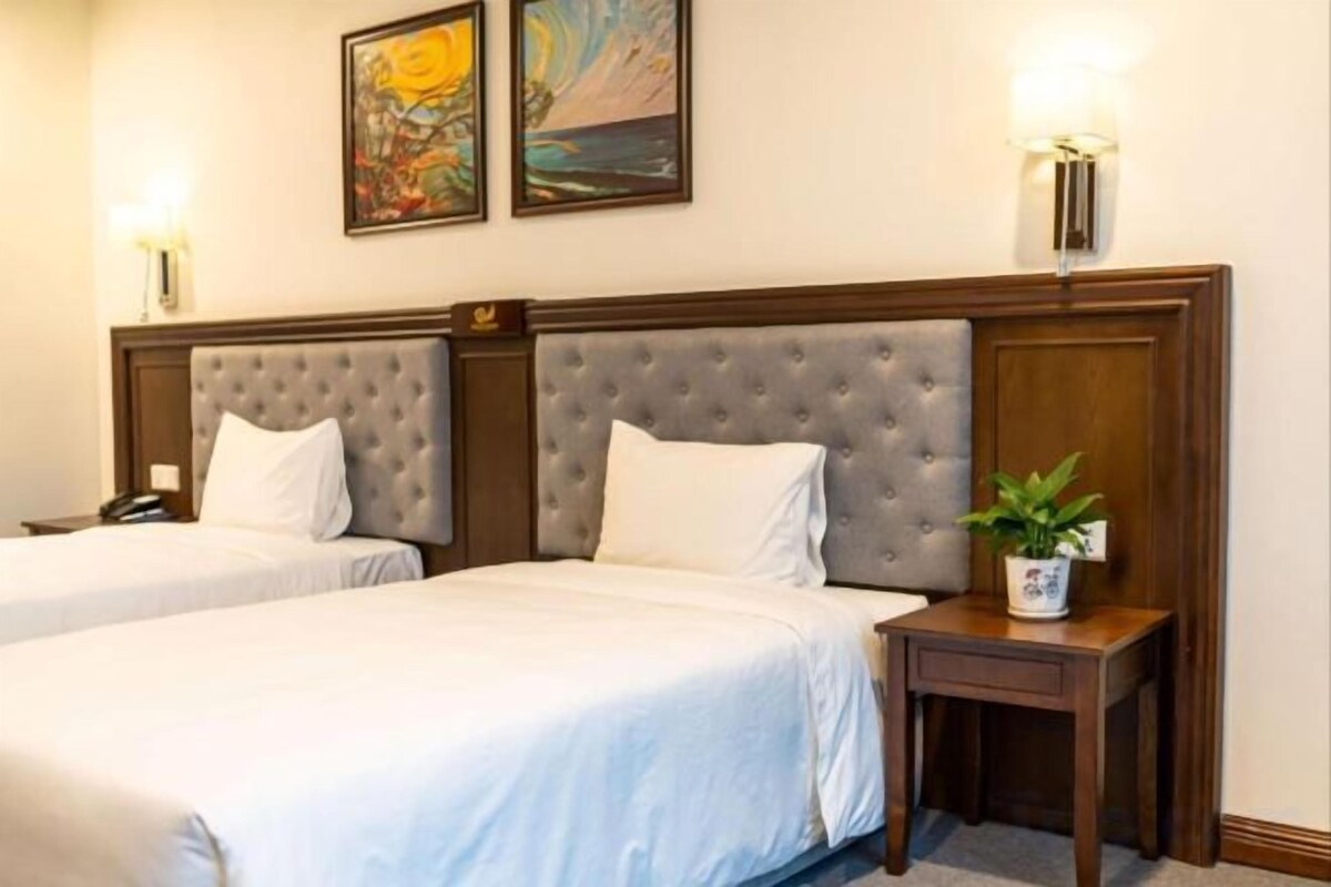 Minibar, in-room safe, laptop workspace, blackout curtains