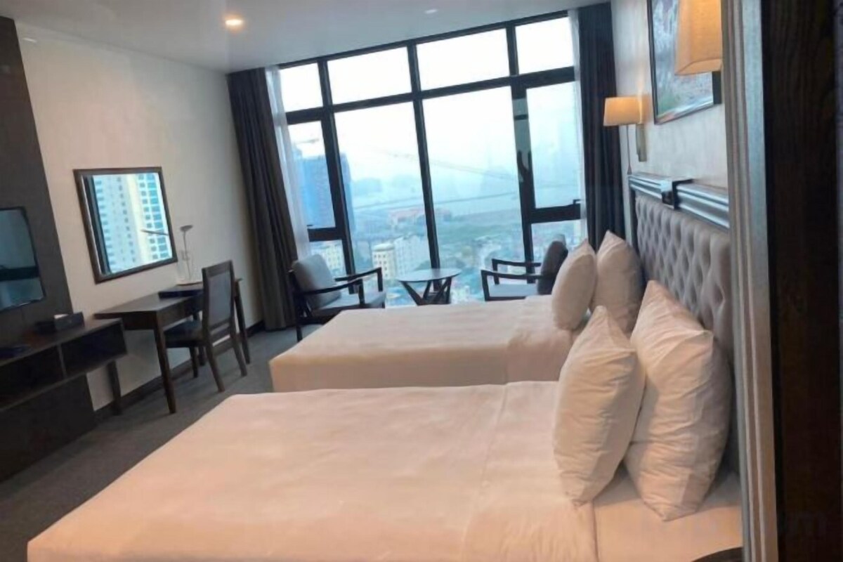 Minibar, in-room safe, laptop workspace, blackout curtains