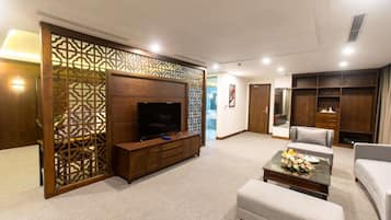 Suite | Área de sala de estar | Televisión de 25 pulgadas con canales por cable