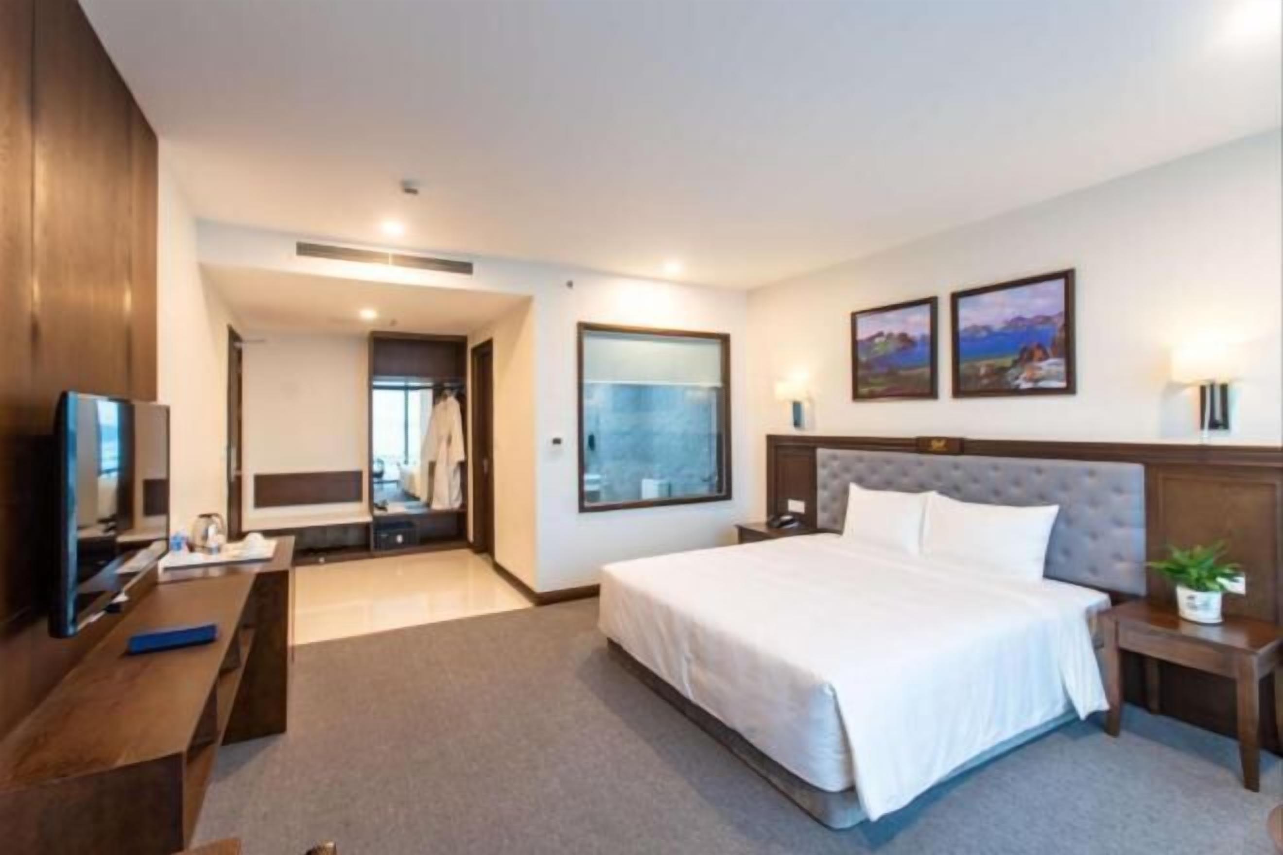 Minibar, in-room safe, laptop workspace, blackout drapes