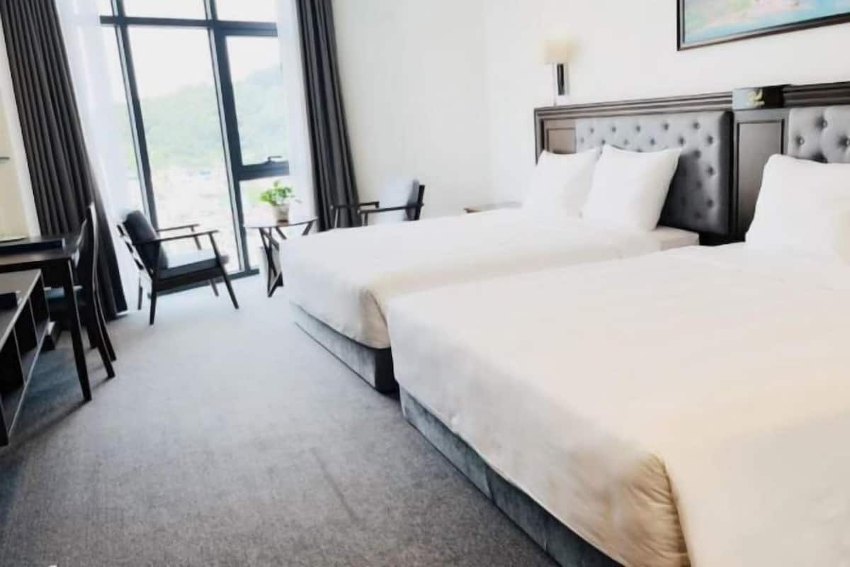 Minibar, in-room safe, laptop workspace, blackout drapes