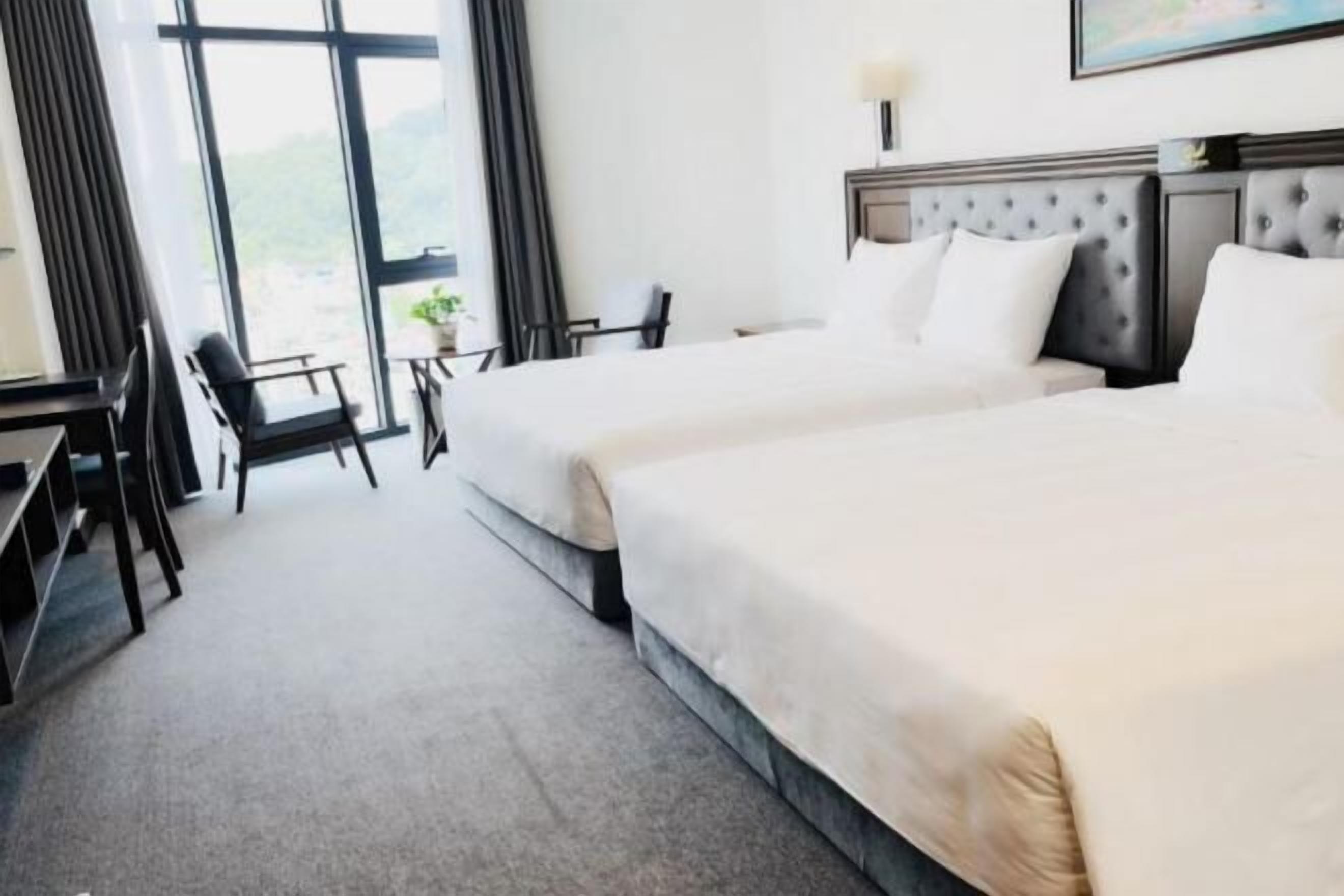 Minibar, in-room safe, laptop workspace, blackout drapes