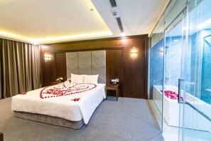 Suite | Minibar, in-room safe, laptop workspace, blackout drapes - Peace Hotel Ha Long (Ha Long)