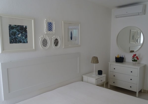 1 slaapkamer, een strijkplank/strijkijzer, wifi, beddengoed