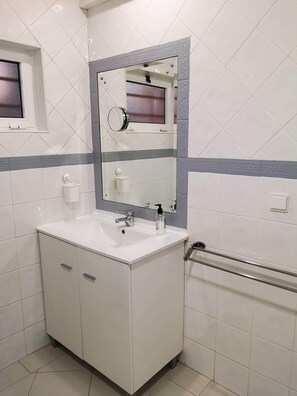 Een haardroger, een bidet, handdoeken, zeep