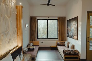 1 bedroom, Egyptian cotton sheets, premium bedding, minibar - Tathastu Satpura (Shahpur)