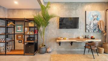 Kamar Elite | Minibar, brankas, dan didekorasi berbeda-beda