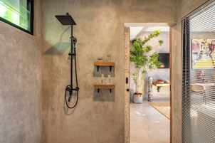 Habitación Gallery | Baño | Ducha, secador de pelo, toallas y jabón