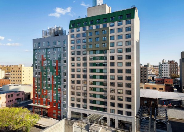 A high-rise building with multiple floors, large windows, and a green roof. - DoubleTree by Hilton Long Island City, NY (Long Island City)