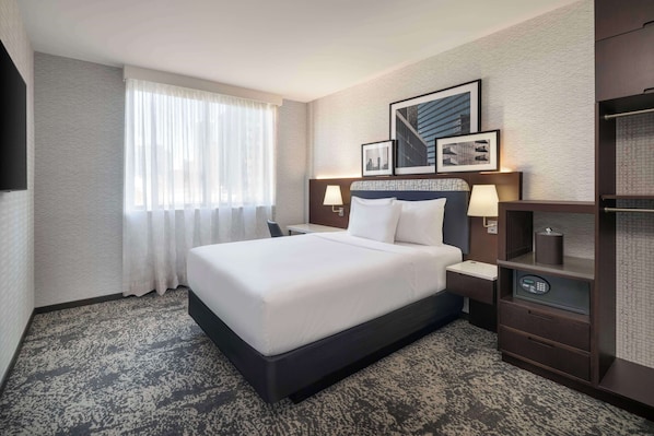 Una cassaforte in camera, una scrivania, postazione laptop