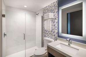 Regadera, amenidades de baño gratuitas, secadora de cabello, toallas 