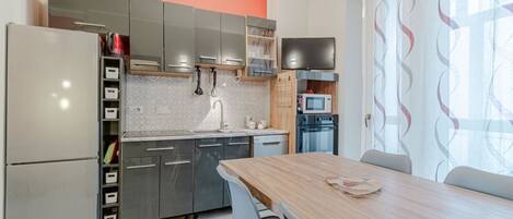 Fridge, microwave, oven, stovetop