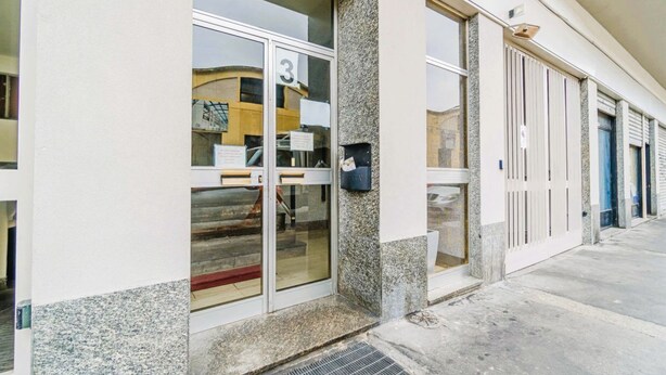 A building with a numbered entrance, a mail slot, and a door with a vertical handle. - Cozy 50 sqm apartment for 3 people, located on the sixth floor with an elevator (not suitable for people with disabilities). Just 100 meters from the Carducci Metro station, the apartment features a large terrace. Located in a well-served area of Turin,  (Torino)