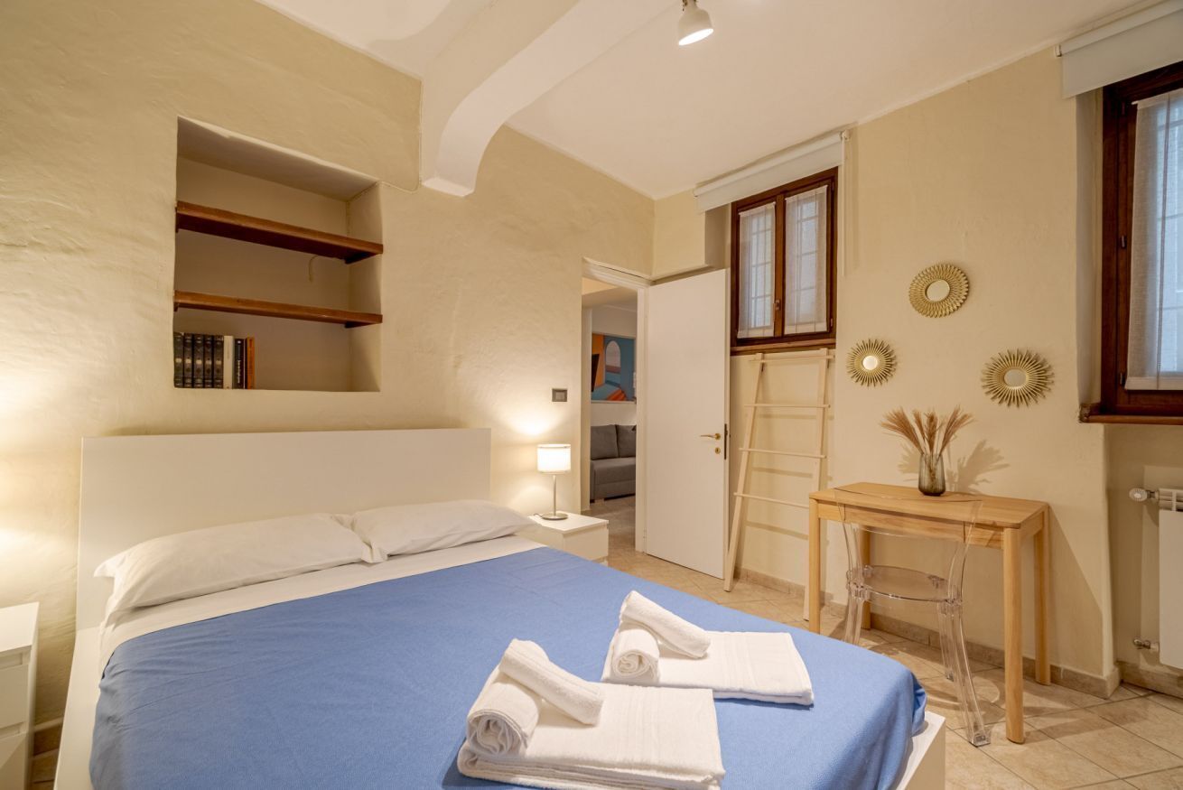 1 dormitorio, tabla de planchar con plancha, wifi y ropa de cama