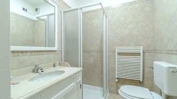 Dusche, Haartrockner, Bidet