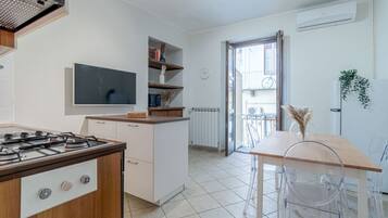 Frigorifero, microonde, forno, piano cottura
