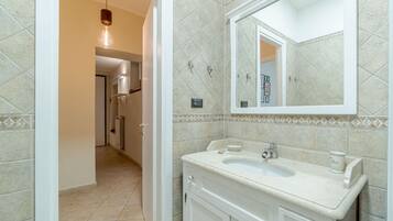 Dusche, Haartrockner, Bidet