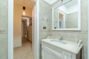 Douche, séchoir à cheveux, bidet