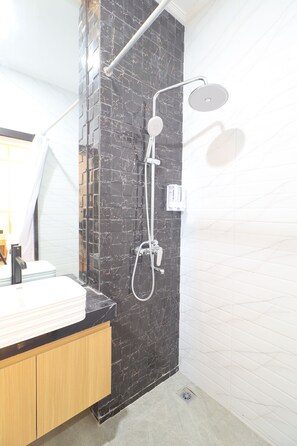 Bathroom - Collection O Samurai Hotel (Denpasar)