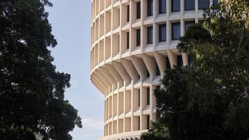 Un edificio moderno con una fachada curva distintiva y grandes ventanales.