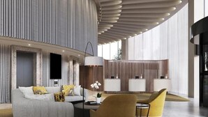 Ein modernes Interieur mit einer Couch, Sesseln und einem Essbereich.