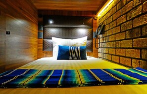 A room with a bed, a brick wall, and a wooden ceiling. - Boutique Hotel Cadillac (Mexico City)
