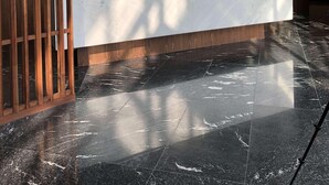 A reception desk at Galeria Plaza with a modern design, a logo above the name, and a person standing behind it. - Galeria Plaza San Jeronimo (Mexico City)