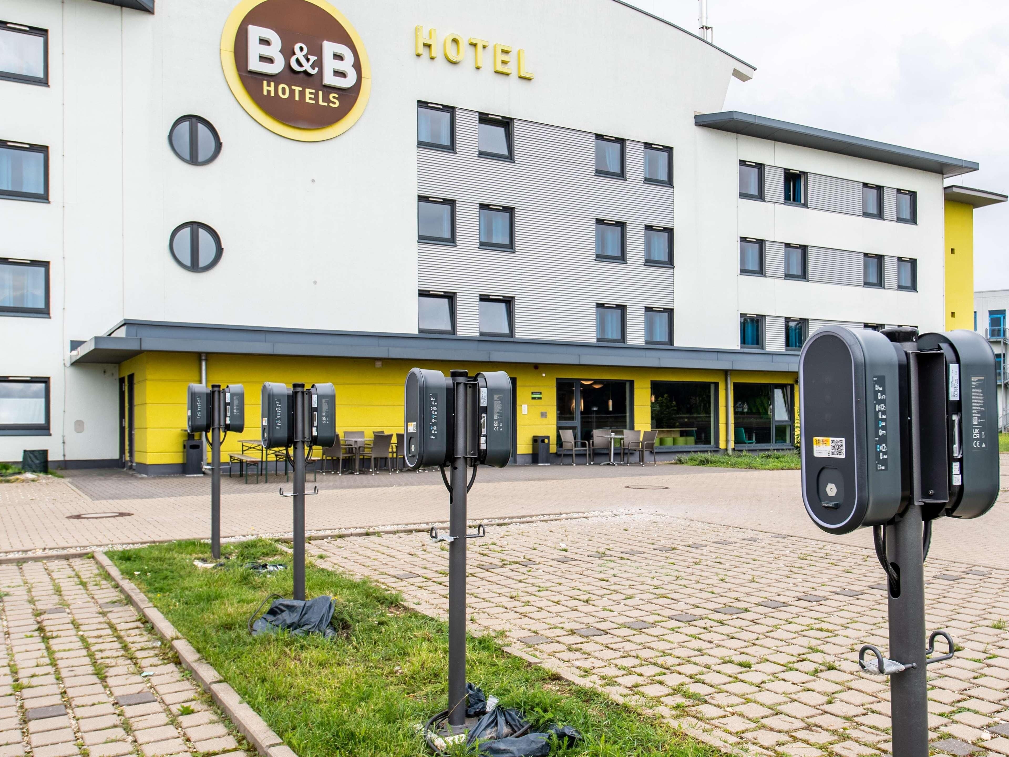 Un hôtel de type « bed and breakfast » au design moderne, doté d’un espace extérieur aménagé et de boîtes aux lettres.