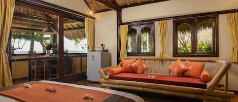 Una habitación con una cama, un sofá y un comedor con mesa y sillas.
