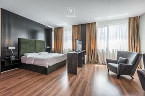 A modern hotel room with a large bed, a desk, a chair, and a TV. - Vh Eurostar Tirana Hotel Congress & Spa (Tirana)