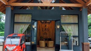 A building with a wooden roof and a black facade. - Las Hotel Boutique (Foz do Iguaçu)