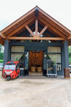 A building with a wooden roof and a black facade. - Las Hotel Boutique (Foz do Iguaçu)
