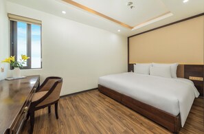 A hotel room with a bed, a desk, and a chair. - Palazzo 3 (Da Nang Municipality)