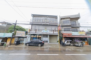 Un edificio de varios pisos con una fachada comercial que dice "Gogotel" y un letrero que dice "Smart".