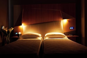 Room - The Building (Rome)
