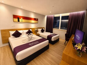 A hotel room with two beds, a TV, a desk, and a window with curtains. - de King Hotel Klcc (Kuala Lumpur)