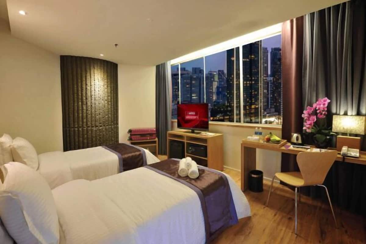 Minibar, in-room safe