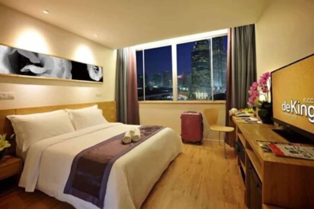 Minibar, in-room safe
