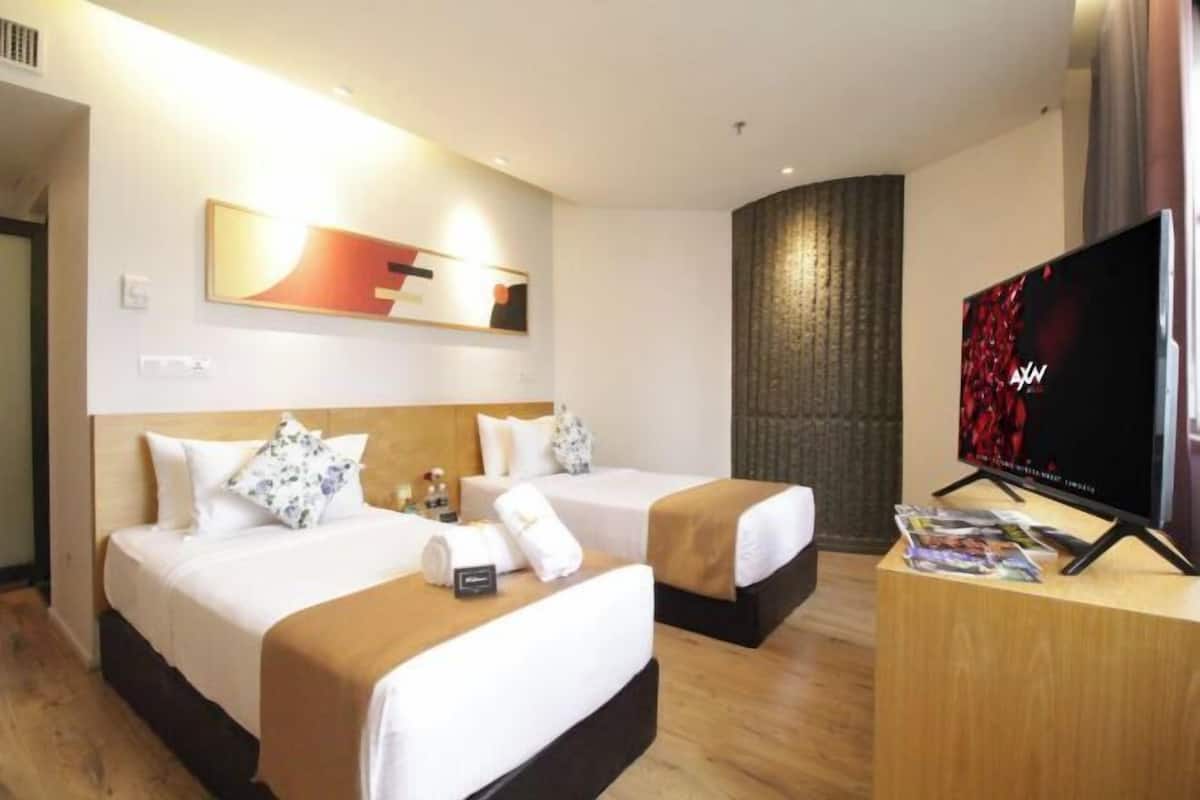 Minibar, in-room safe