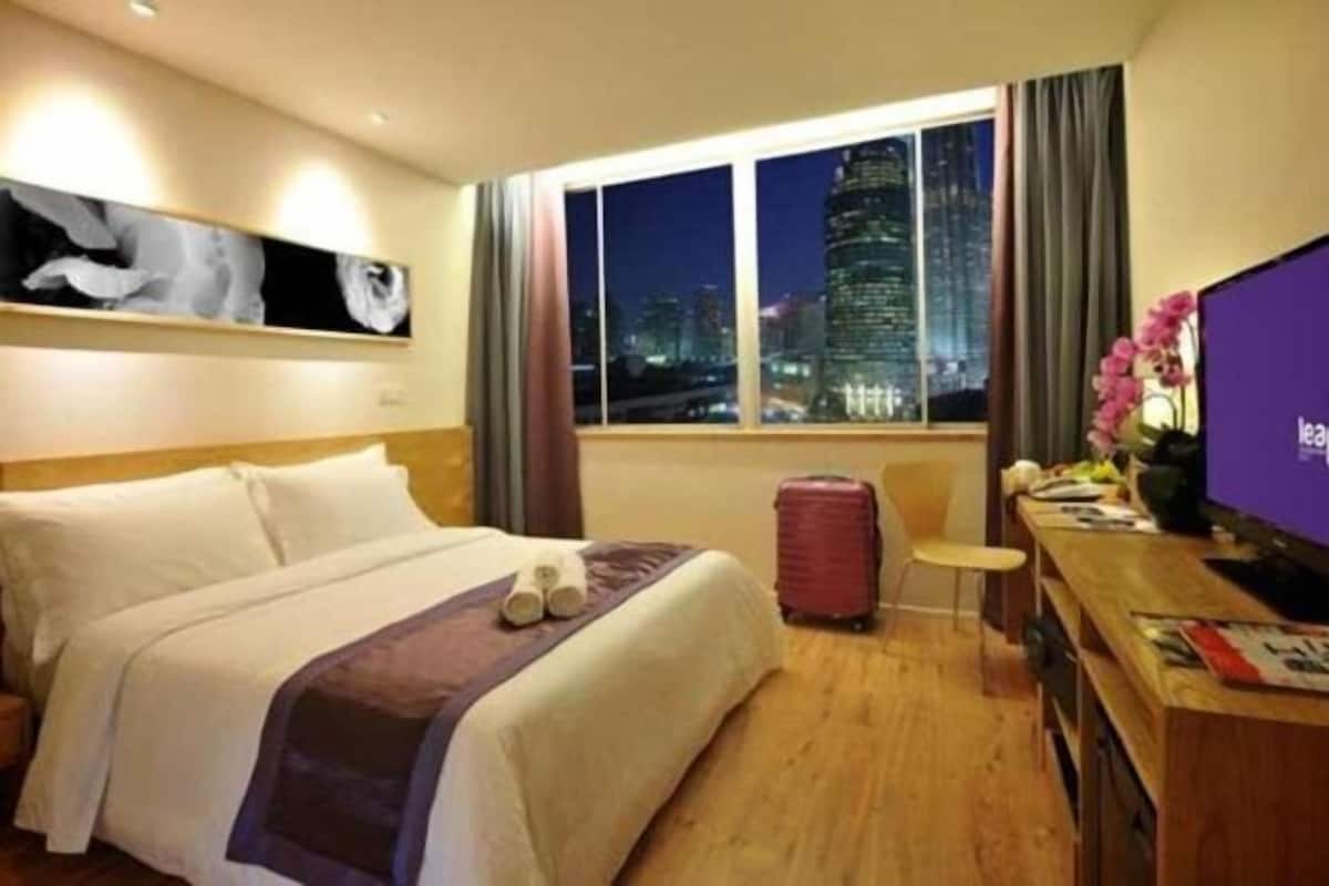 Minibar, in-room safe