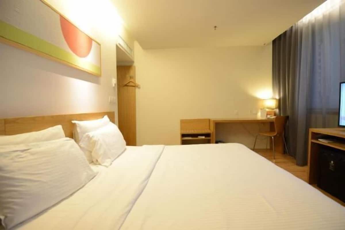 Minibar, in-room safe