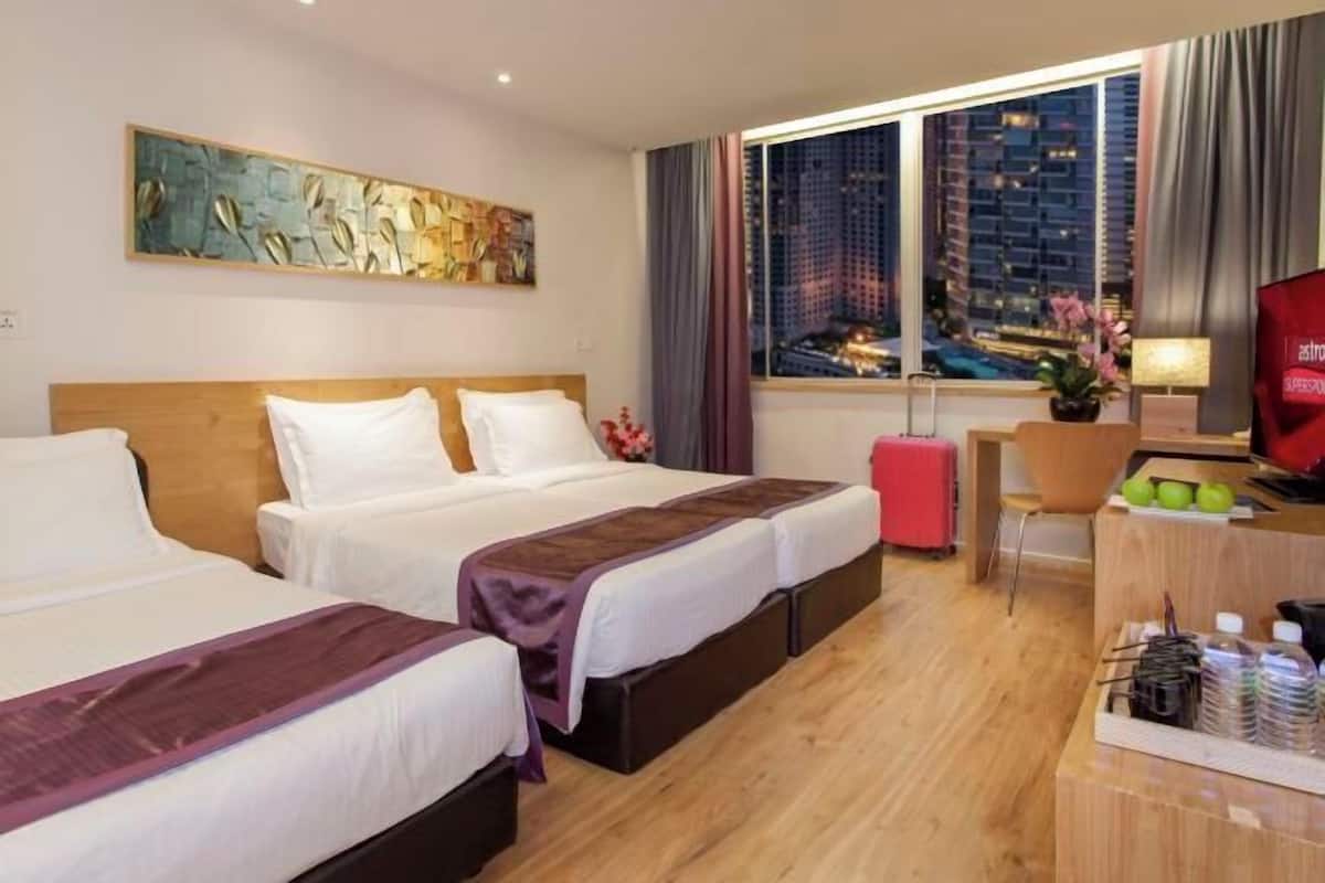 Minibar, in-room safe