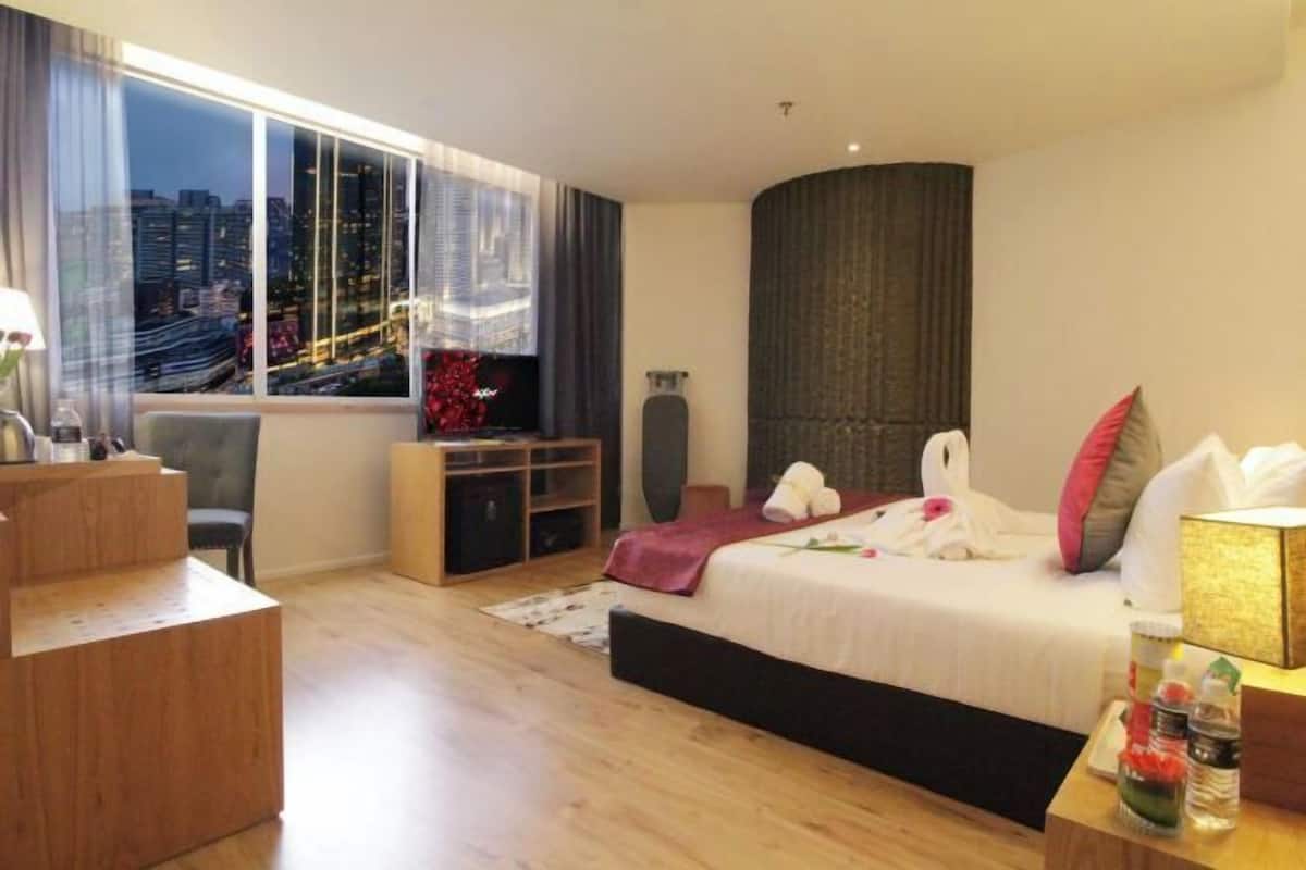 Minibar, in-room safe
