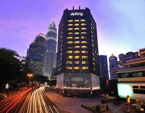 A deKing hotel with a modern design, featuring a prominent tower and a well-lit facade. - de King Hotel Klcc (Kuala Lumpur)