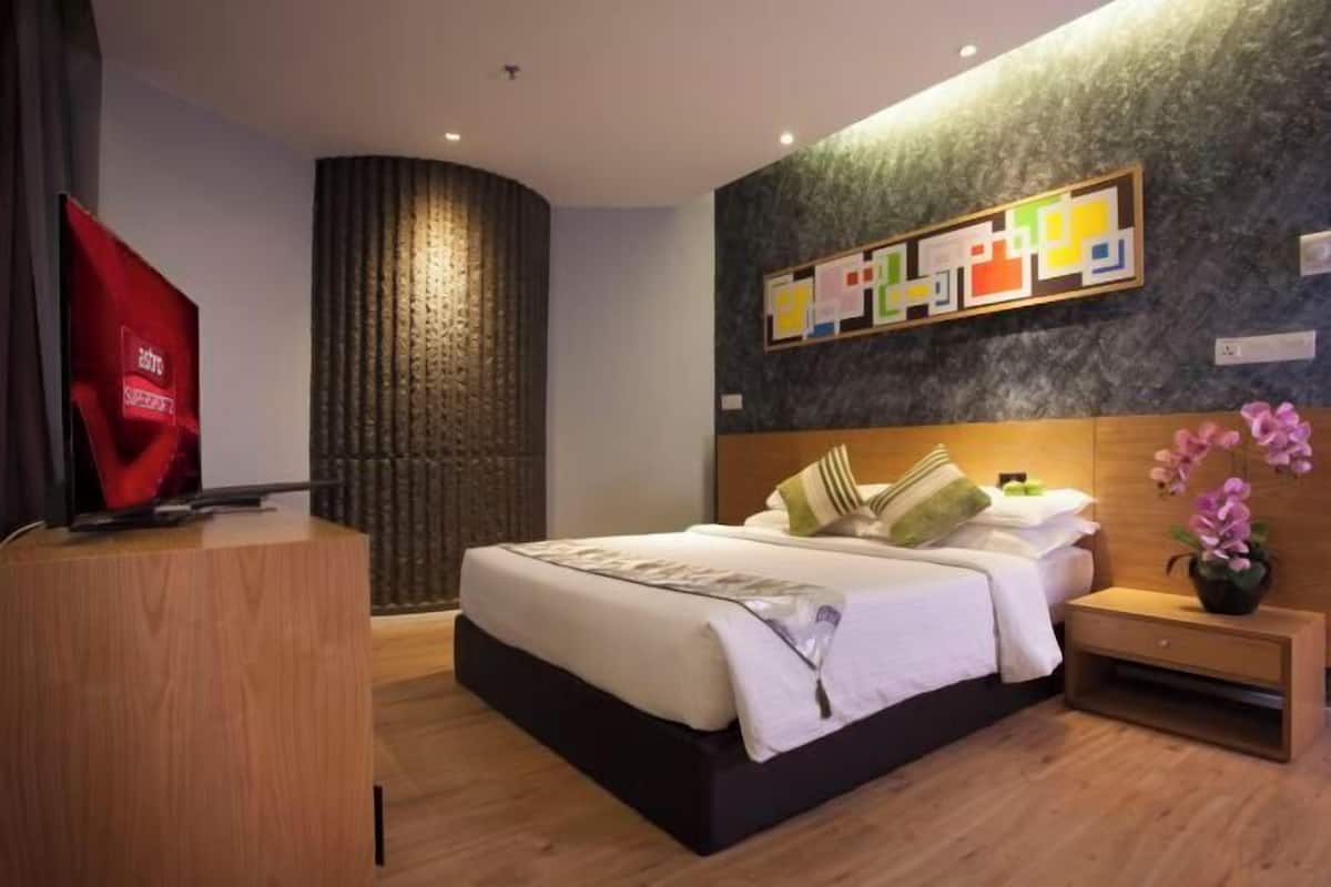 Minibar, in-room safe