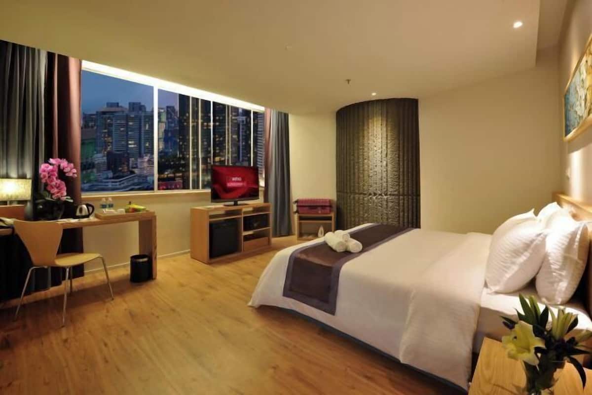 Minibar, in-room safe
